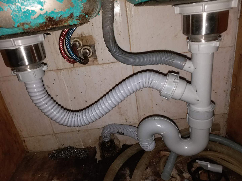 更換水槽下水管：先把水龍頭的套管直接套在2個(gè)軟管；然后軟管從下面穿過水龍頭的插孔，再把軟管的銅接頭插入水龍頭內(nèi)，并且2個(gè)都要擰緊，擰的時(shí)候一定要小心用力，不要用蠻力，用巧勁?？汕f不要出現(xiàn)下面圖中所示的那樣斷掉了。