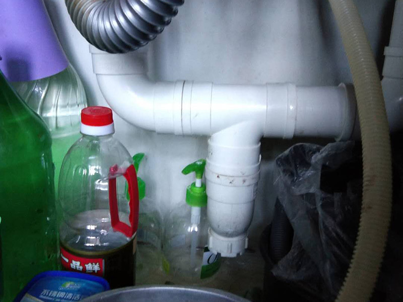 更換水槽下水管：先把水龍頭的套管直接套在2個(gè)軟管；然后軟管從下面穿過水龍頭的插孔，再把軟管的銅接頭插入水龍頭內(nèi)，并且2個(gè)都要擰緊，擰的時(shí)候一定要小心用力，不要用蠻力，用巧勁?？汕f不要出現(xiàn)下面圖中所示的那樣斷掉了。