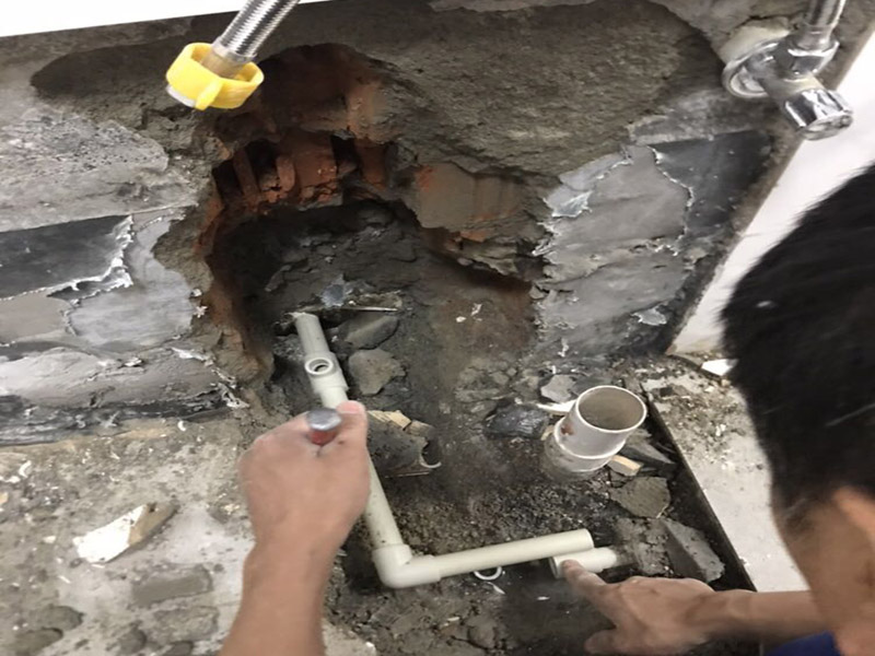 管道檢測(cè)更換維修：這個(gè)要取決于你的衛(wèi)生間是否帶有沉箱。如果帶有沉箱，所有的排水口的管都是鋪設(shè)在沉箱下面，在通過(guò)沉箱的排水管通道排水總管去的，那樣我們只需要在沉箱里面的管道進(jìn)行改動(dòng)即可； 如果是不帶沉箱，一種辦法就是不夠過(guò)排水管的位置進(jìn)行局部抬高，一種就是通過(guò)穿樓板將排水管放置在樓板下面進(jìn)行改動(dòng)鋪設(shè)，但是這個(gè)是要自建房或者別墅才能進(jìn)行，如果是商品房做不了，必須得抬高，一般商品房都是沉箱了的。