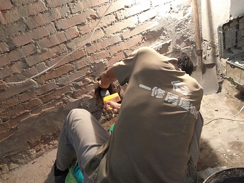 墻內(nèi)水管熱熔堵頭：首先找到漏水接口，更換漏水位置的配件管道。安裝時(shí)，先關(guān)閉總閥，再用ppr剪刀截?cái)嗦┧牟课?，再用ppr熱湯機(jī)，再補(bǔ)上一段就可以。也可以擦干漏水部位，用堵漏王堵住接口，也可以用聚氨酯防水粉劑調(diào)水后涂刷在漏水處。