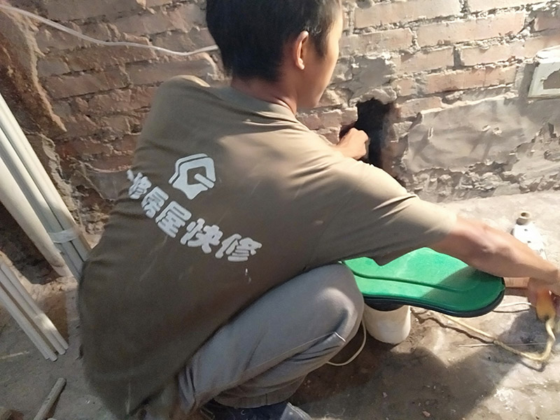 墻內(nèi)水管熱熔堵頭：首先找到漏水接口，更換漏水位置的配件管道。安裝時(shí)，先關(guān)閉總閥，再用ppr剪刀截?cái)嗦┧牟课?，再用ppr熱湯機(jī)，再補(bǔ)上一段就可以。也可以擦干漏水部位，用堵漏王堵住接口，也可以用聚氨酯防水粉劑調(diào)水后涂刷在漏水處。