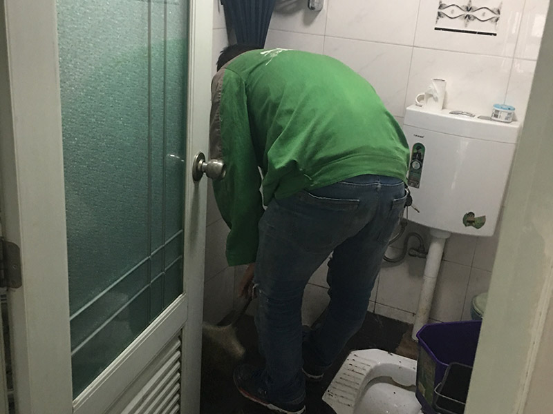 浴室水管漏水維修:除了地板或者天花板以外，可能有時(shí)候也會(huì)在墻上發(fā)現(xiàn)一塊塊的水漬。墻面滲水的原因可能是淋浴區(qū)墻面的防水層沒有做好，因此水會(huì)蔓延到其他的墻面去。另一個(gè)可能的原因就是在粉刷墻壁的時(shí)候，施作人員沒有等油漆干涂就馬上上第二或者第三層，這樣子會(huì)造成水氣悶在墻壁里，產(chǎn)生滲水的問題。 首先我們必須先找出滲漏的源頭，然后再重新施作防水層。另外如果你需要把舊的油漆層換掉、再重新涂上防水漆的時(shí)候，要記得要等第一層完全干透后再繼續(xù)后續(xù)的粉刷程序。