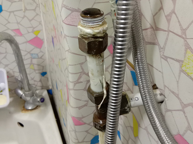 浴室管道配件更換：關(guān)水管總閘，讓斷掉處的水管內(nèi)的水流干。小區(qū)總閘一般是在樓梯間，電梯間，開關(guān)就在水表旁邊。讓開關(guān)垂直水管即為關(guān)閉。如下圖最上面的和中間的開關(guān)，就表示已關(guān)閉?，F(xiàn)在我們已經(jīng)將斷頭管鋸開了一個(gè)小口，接下來，我們就用平口一字螺絲刀，和小榔頭，將斷頭鑿出。我們用平口螺絲刀刀口對(duì)準(zhǔn)斷頭剛被鋸條鋸出的口子的旁邊的管壁，然后用榔頭敲擊螺絲刀的木柄頂部，這樣便可輕易剔除斷頭，只要打開一個(gè)小口，后面的用螺絲刀輕輕一撮就全部掉了。在安裝之前，需要先將水膠帶纏繞在角閥或水龍頭絲口上，可以稍微弄點(diǎn)水濕潤一下，更好纏繞，纏繞的時(shí)候要采用逆時(shí)針方向纏繞。