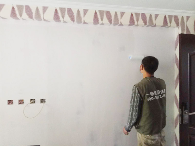 酒店墻面翻新：將房中小件物品搬移到柜子，儲物柜等不需要施工的位置，如樓梯間，衛(wèi)生間等，利用專業(yè)的遮蔽保護膜貼在地面，包裝家具，避免施工期間對家中的物品造成損害和污染。檢查墻面破損位置，如粉化，開裂，滲水，起皮現(xiàn)象嚴重的利用鏟刀直接全部鏟除至基層，局部破損現(xiàn)象不嚴重的位置直接用打磨機或者砂紙打磨即可。貼過墻紙的一定要完全清理掉墻紙內(nèi)的膠，因為膠水時間長了之后會產(chǎn)生化學反應(yīng)，會對膩子層有所影響，且易造成環(huán)保污染，揮發(fā)有害物質(zhì)。 墻面完全鏟除后，需用打磨機打磨墻面起到找平的作用，然后做防水界面劑施工，防水施工的目的是防止天氣潮濕或者樓頂漏水，陽臺滲水導致墻面乳膠漆掉皮，界面劑的作用是為了增強水泥基層的粘接力。 膩子是一種墻體抹灰找平材料，膩子的作用是為了使墻面平整，起找平的作用，增強底漆的附著力，且防水膩子還具有耐水的性能，可以保證乳膠漆施工后不會出現(xiàn)起皮，掉粉等現(xiàn)象，膩子施工后，一定要做精細打磨，保證膩子的細膩性。 面漆是墻漆系統(tǒng)中最后一位守關(guān)者，它能體現(xiàn)整個漆面的光澤，手感，因此面漆的好壞直接決定了整片漆膜的好壞。