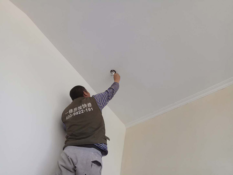 酒店墻面翻新：將房中小件物品搬移到柜子，儲物柜等不需要施工的位置，如樓梯間，衛(wèi)生間等，利用專業(yè)的遮蔽保護膜貼在地面，包裝家具，避免施工期間對家中的物品造成損害和污染。檢查墻面破損位置，如粉化，開裂，滲水，起皮現(xiàn)象嚴重的利用鏟刀直接全部鏟除至基層，局部破損現(xiàn)象不嚴重的位置直接用打磨機或者砂紙打磨即可。貼過墻紙的一定要完全清理掉墻紙內(nèi)的膠，因為膠水時間長了之后會產(chǎn)生化學反應(yīng)，會對膩子層有所影響，且易造成環(huán)保污染，揮發(fā)有害物質(zhì)。 墻面完全鏟除后，需用打磨機打磨墻面起到找平的作用，然后做防水界面劑施工，防水施工的目的是防止天氣潮濕或者樓頂漏水，陽臺滲水導致墻面乳膠漆掉皮，界面劑的作用是為了增強水泥基層的粘接力。 膩子是一種墻體抹灰找平材料，膩子的作用是為了使墻面平整，起找平的作用，增強底漆的附著力，且防水膩子還具有耐水的性能，可以保證乳膠漆施工后不會出現(xiàn)起皮，掉粉等現(xiàn)象，膩子施工后，一定要做精細打磨，保證膩子的細膩性。 面漆是墻漆系統(tǒng)中最后一位守關(guān)者，它能體現(xiàn)整個漆面的光澤，手感，因此面漆的好壞直接決定了整片漆膜的好壞。