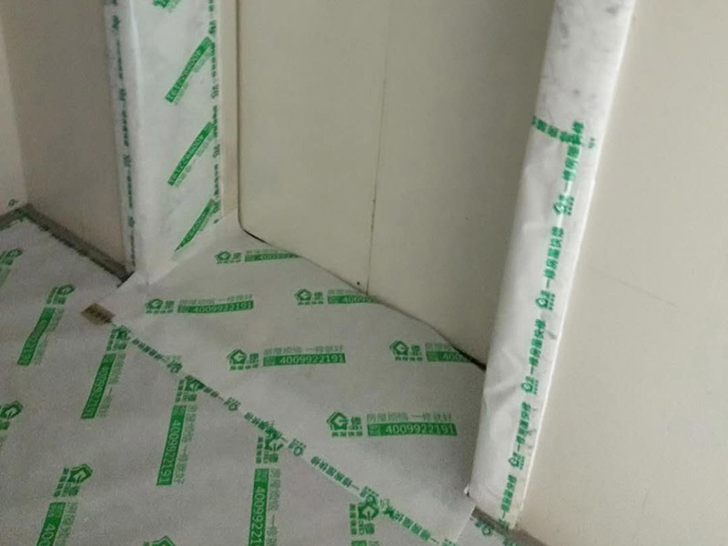 別墅全屋翻新保護(hù)：在施工過(guò)程中，有些分項(xiàng)、分部工程已經(jīng)完成，其他工程尚在施工，或者某些部位已經(jīng)完成，其他部位正在施工，如果對(duì)已完成的 成品，不采取妥善的措施加以 保護(hù)，就會(huì)造成損傷，影響質(zhì)量。這樣，不僅會(huì)增加修補(bǔ)工作量，浪費(fèi)工料，拖延工期；更嚴(yán)重的是有的損傷難以恢復(fù)到原料，成為永久性的缺陷。因此，搞好成品保護(hù)，是一項(xiàng)關(guān)系到確保工程質(zhì)量、降低工程成本，按期竣工的重要環(huán)節(jié)