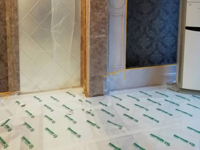 別墅全屋翻新保護(hù)：在施工過(guò)程中，有些分項(xiàng)、分部工程已經(jīng)完成，其他工程尚在施工，或者某些部位已經(jīng)完成，其他部位正在施工，如果對(duì)已完成的 成品，不采取妥善的措施加以 保護(hù)，就會(huì)造成損傷，影響質(zhì)量。這樣，不僅會(huì)增加修補(bǔ)工作量，浪費(fèi)工料，拖延工期；更嚴(yán)重的是有的損傷難以恢復(fù)到原料，成為永久性的缺陷。因此，搞好成品保護(hù)，是一項(xiàng)關(guān)系到確保工程質(zhì)量、降低工程成本，按期竣工的重要環(huán)節(jié)