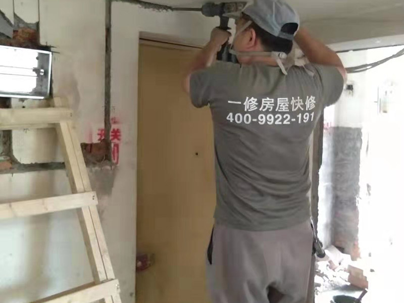 全屋線路規(guī)劃，水管開(kāi)槽:水路管道檢查至關(guān)重要，這相關(guān)以后的水路安全隱患問(wèn)題。我們通常用試壓的方法做管道檢查。試壓是管道檢查滲漏的方法之一，先用賭頭將所有內(nèi)絲賭死。用壓力表打壓(家裝一般12個(gè)壓)試水。打壓之后檢查所有管道所有接頭。第二種方法就是上了賭頭之后，打開(kāi)水閘二天二夜，第三天檢查所有接頭。 水路管道安裝之后，用水泥沙子混合封好衛(wèi)生間所有線槽。等線槽和地面填渣干后，再次清洗地面與墻面，墻地面水份干了即可做防水，墻面防水最好作一米高。如果廚衛(wèi)墻背面有家具的墻面，必須做滿墻。起到家具防潮作用。地面須填渣的，必須做好防水后填渣。填渣10厘米以上的用水泥沙子干混填渣。做二次防水地面和墻面要一起做。