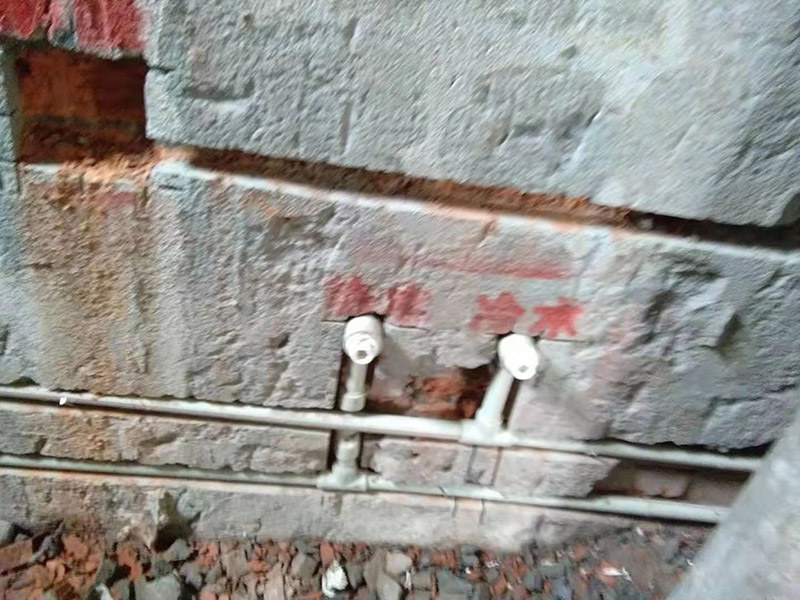 全屋線路規(guī)劃，水管開(kāi)槽:水路管道檢查至關(guān)重要，這相關(guān)以后的水路安全隱患問(wèn)題。我們通常用試壓的方法做管道檢查。試壓是管道檢查滲漏的方法之一，先用賭頭將所有內(nèi)絲賭死。用壓力表打壓(家裝一般12個(gè)壓)試水。打壓之后檢查所有管道所有接頭。第二種方法就是上了賭頭之后，打開(kāi)水閘二天二夜，第三天檢查所有接頭。 水路管道安裝之后，用水泥沙子混合封好衛(wèi)生間所有線槽。等線槽和地面填渣干后，再次清洗地面與墻面，墻地面水份干了即可做防水，墻面防水最好作一米高。如果廚衛(wèi)墻背面有家具的墻面，必須做滿墻。起到家具防潮作用。地面須填渣的，必須做好防水后填渣。填渣10厘米以上的用水泥沙子干混填渣。做二次防水地面和墻面要一起做。