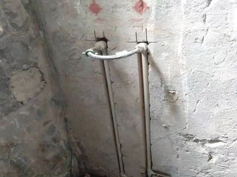 全屋線路規(guī)劃，水管開(kāi)槽:水路管道檢查至關(guān)重要，這相關(guān)以后的水路安全隱患問(wèn)題。我們通常用試壓的方法做管道檢查。試壓是管道檢查滲漏的方法之一，先用賭頭將所有內(nèi)絲賭死。用壓力表打壓(家裝一般12個(gè)壓)試水。打壓之后檢查所有管道所有接頭。第二種方法就是上了賭頭之后，打開(kāi)水閘二天二夜，第三天檢查所有接頭。 水路管道安裝之后，用水泥沙子混合封好衛(wèi)生間所有線槽。等線槽和地面填渣干后，再次清洗地面與墻面，墻地面水份干了即可做防水，墻面防水最好作一米高。如果廚衛(wèi)墻背面有家具的墻面，必須做滿墻。起到家具防潮作用。地面須填渣的，必須做好防水后填渣。填渣10厘米以上的用水泥沙子干混填渣。做二次防水地面和墻面要一起做。