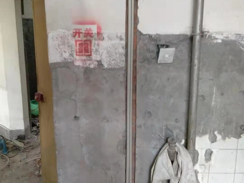 全屋線路規(guī)劃，水管開(kāi)槽:水路管道檢查至關(guān)重要，這相關(guān)以后的水路安全隱患問(wèn)題。我們通常用試壓的方法做管道檢查。試壓是管道檢查滲漏的方法之一，先用賭頭將所有內(nèi)絲賭死。用壓力表打壓(家裝一般12個(gè)壓)試水。打壓之后檢查所有管道所有接頭。第二種方法就是上了賭頭之后，打開(kāi)水閘二天二夜，第三天檢查所有接頭。 水路管道安裝之后，用水泥沙子混合封好衛(wèi)生間所有線槽。等線槽和地面填渣干后，再次清洗地面與墻面，墻地面水份干了即可做防水，墻面防水最好作一米高。如果廚衛(wèi)墻背面有家具的墻面，必須做滿墻。起到家具防潮作用。地面須填渣的，必須做好防水后填渣。填渣10厘米以上的用水泥沙子干混填渣。做二次防水地面和墻面要一起做。