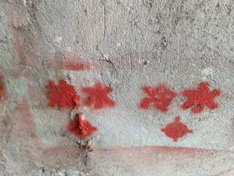 全屋線路規(guī)劃，水管開(kāi)槽:水路管道檢查至關(guān)重要，這相關(guān)以后的水路安全隱患問(wèn)題。我們通常用試壓的方法做管道檢查。試壓是管道檢查滲漏的方法之一，先用賭頭將所有內(nèi)絲賭死。用壓力表打壓(家裝一般12個(gè)壓)試水。打壓之后檢查所有管道所有接頭。第二種方法就是上了賭頭之后，打開(kāi)水閘二天二夜，第三天檢查所有接頭。 水路管道安裝之后，用水泥沙子混合封好衛(wèi)生間所有線槽。等線槽和地面填渣干后，再次清洗地面與墻面，墻地面水份干了即可做防水，墻面防水最好作一米高。如果廚衛(wèi)墻背面有家具的墻面，必須做滿墻。起到家具防潮作用。地面須填渣的，必須做好防水后填渣。填渣10厘米以上的用水泥沙子干混填渣。做二次防水地面和墻面要一起做。