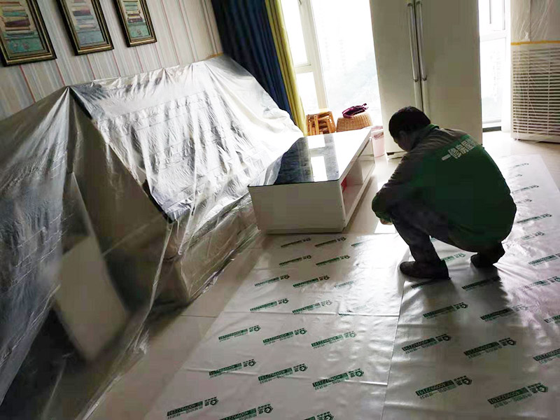 全屋地板家具保護：俗話說的好，做任何事情都要防患于未然，提早一步考慮周全，將問題的發(fā)生扼殺在搖籃里，這才是徹底解決麻煩的關(guān)鍵。 1、使用耐磨地板。耐磨地板是在地板生產(chǎn)過程中利用U型槽熱壓鋼模板以此壓制而成，它利用光學(xué)原理設(shè)計了一條實木視覺線，營造出一種原木視覺效果，增強地板的耐磨性。 2、使用組合家具。在目前的家裝設(shè)計中，除了一些家電產(chǎn)品，需要單獨選購的已經(jīng)越來越少，可以購買組合家具，在裝修完成后直接在房間里拼接組合，這樣既不會產(chǎn)生地板摩擦問題，也更加省事。