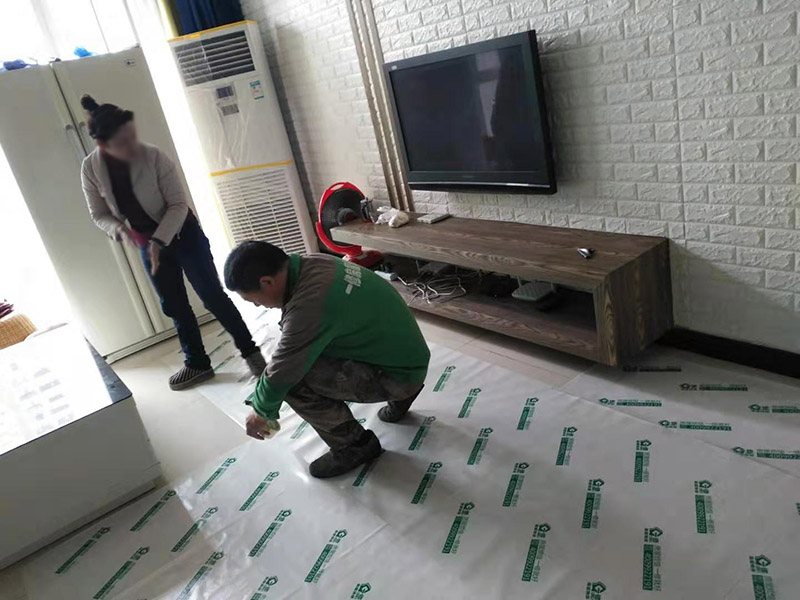 全屋地板家具保護：俗話說的好，做任何事情都要防患于未然，提早一步考慮周全，將問題的發(fā)生扼殺在搖籃里，這才是徹底解決麻煩的關(guān)鍵。 1、使用耐磨地板。耐磨地板是在地板生產(chǎn)過程中利用U型槽熱壓鋼模板以此壓制而成，它利用光學(xué)原理設(shè)計了一條實木視覺線，營造出一種原木視覺效果，增強地板的耐磨性。 2、使用組合家具。在目前的家裝設(shè)計中，除了一些家電產(chǎn)品，需要單獨選購的已經(jīng)越來越少，可以購買組合家具，在裝修完成后直接在房間里拼接組合，這樣既不會產(chǎn)生地板摩擦問題，也更加省事。