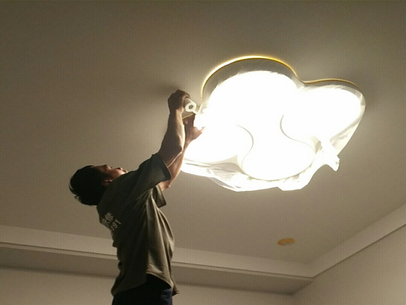 1、做好入戶門(mén)保護(hù) 各類裝修物料的進(jìn)場(chǎng)、建筑裝修的清理都必須經(jīng)過(guò)入戶門(mén)。在對(duì)物品進(jìn)行搬運(yùn)時(shí)，難免會(huì)與入戶門(mén)發(fā)生磕碰及摩擦。因此，在進(jìn)行成品保護(hù)時(shí)，我們首先要做好入戶門(mén)的保護(hù)。 建議，在裝修開(kāi)工前知道家具家電進(jìn)場(chǎng)，都應(yīng)當(dāng)使用成品保護(hù)膜將入戶門(mén)進(jìn)行包裹。 2、做好水電改造期間的成品保護(hù) 水電改造是基礎(chǔ)裝修，水電裝修的質(zhì)量好壞，直接決定著后期的施工和使用。因此，在進(jìn)行水電改造時(shí)，同樣需要做好成品保護(hù)工作。水電改造完成后，應(yīng)當(dāng)對(duì)各種管線進(jìn)行規(guī)范的固定，以防脫落;對(duì)露的線頭要進(jìn)行包裹，以防發(fā)生觸電的危險(xiǎn);做好地面線管的固定和保護(hù)，防止被踩壞。同時(shí)，在搬運(yùn)物料時(shí)，也不要破壞地面鋪設(shè)的管線。