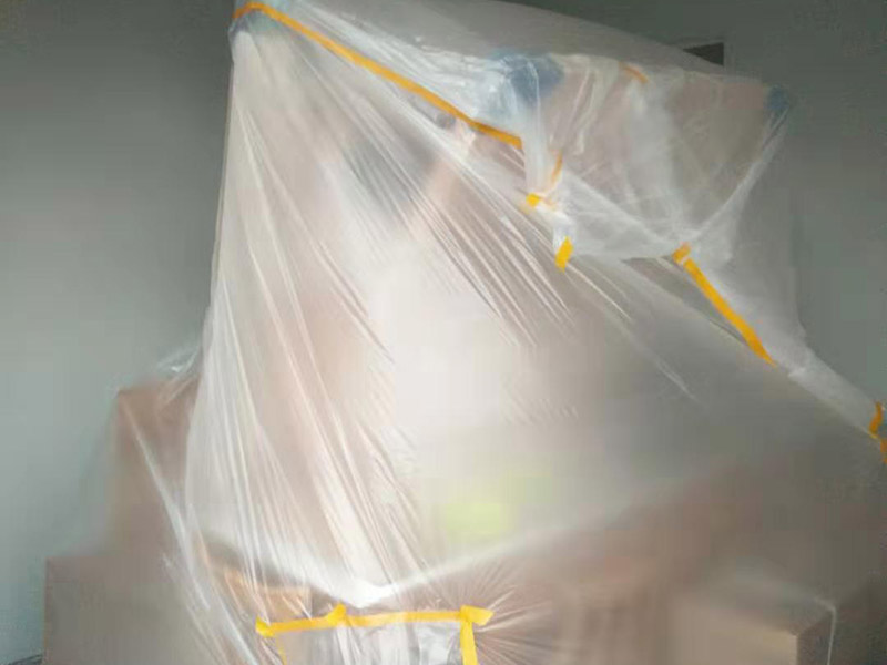 1、做好入戶門(mén)保護(hù) 各類裝修物料的進(jìn)場(chǎng)、建筑裝修的清理都必須經(jīng)過(guò)入戶門(mén)。在對(duì)物品進(jìn)行搬運(yùn)時(shí)，難免會(huì)與入戶門(mén)發(fā)生磕碰及摩擦。因此，在進(jìn)行成品保護(hù)時(shí)，我們首先要做好入戶門(mén)的保護(hù)。 建議，在裝修開(kāi)工前知道家具家電進(jìn)場(chǎng)，都應(yīng)當(dāng)使用成品保護(hù)膜將入戶門(mén)進(jìn)行包裹。 2、做好水電改造期間的成品保護(hù) 水電改造是基礎(chǔ)裝修，水電裝修的質(zhì)量好壞，直接決定著后期的施工和使用。因此，在進(jìn)行水電改造時(shí)，同樣需要做好成品保護(hù)工作。水電改造完成后，應(yīng)當(dāng)對(duì)各種管線進(jìn)行規(guī)范的固定，以防脫落;對(duì)露的線頭要進(jìn)行包裹，以防發(fā)生觸電的危險(xiǎn);做好地面線管的固定和保護(hù)，防止被踩壞。同時(shí)，在搬運(yùn)物料時(shí)，也不要破壞地面鋪設(shè)的管線。