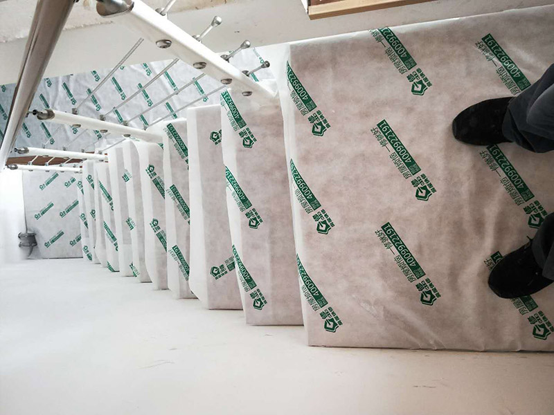 地板樓梯成品保護(hù)：樓地面按其構(gòu)造由面層、墊層和基層等部分組成。因此樓地面成品保護(hù)既保護(hù)地面又保護(hù)地面磚裝飾等。 樓梯臺(tái)階成品保護(hù)主要是保護(hù)臺(tái)階成品裝飾，如樓梯大理石、踢腳板等，當(dāng)然，也得保護(hù)樓梯基層砼等不損壞。 內(nèi)墻面成品保護(hù)主要是保護(hù)內(nèi)墻涂料，如膩?zhàn)印⑷槟z漆等。