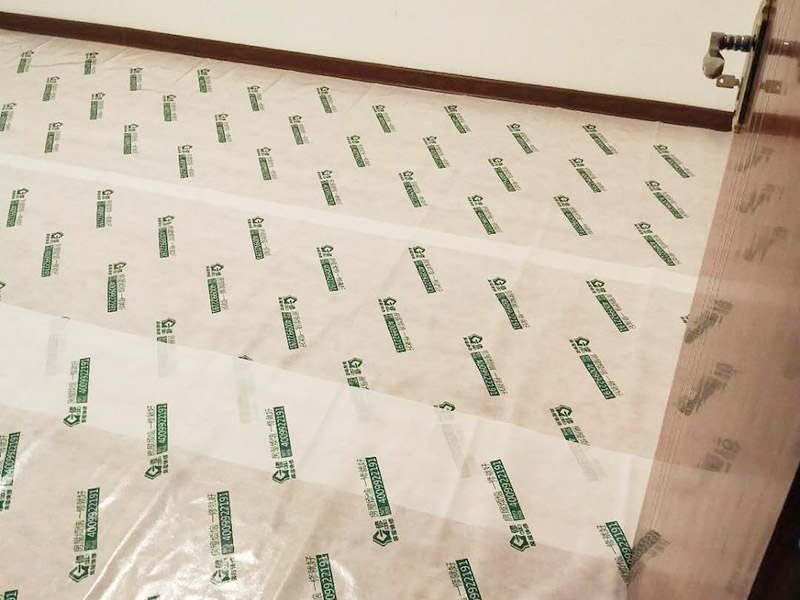 地板樓梯成品保護(hù)：樓地面按其構(gòu)造由面層、墊層和基層等部分組成。因此樓地面成品保護(hù)既保護(hù)地面又保護(hù)地面磚裝飾等。 樓梯臺(tái)階成品保護(hù)主要是保護(hù)臺(tái)階成品裝飾，如樓梯大理石、踢腳板等，當(dāng)然，也得保護(hù)樓梯基層砼等不損壞。 內(nèi)墻面成品保護(hù)主要是保護(hù)內(nèi)墻涂料，如膩?zhàn)?、乳膠漆等。