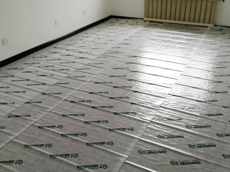 地板樓梯成品保護(hù)：樓地面按其構(gòu)造由面層、墊層和基層等部分組成。因此樓地面成品保護(hù)既保護(hù)地面又保護(hù)地面磚裝飾等。 樓梯臺(tái)階成品保護(hù)主要是保護(hù)臺(tái)階成品裝飾，如樓梯大理石、踢腳板等，當(dāng)然，也得保護(hù)樓梯基層砼等不損壞。 內(nèi)墻面成品保護(hù)主要是保護(hù)內(nèi)墻涂料，如膩?zhàn)印⑷槟z漆等。