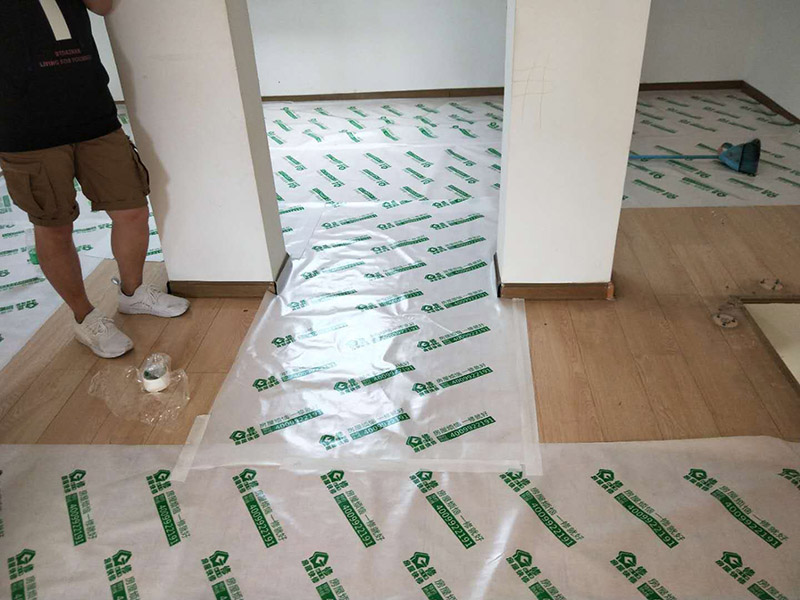 地面保護(hù)材料進(jìn)場(chǎng)：一、入戶門(mén)的保護(hù) 各種裝修物料的進(jìn)場(chǎng)以及各種建筑裝修垃圾的清理，都會(huì)經(jīng)過(guò)入戶門(mén)，這些物品在搬運(yùn)的過(guò)程中，與入戶門(mén)發(fā)生磕碰、摩擦的機(jī)率大大增加，所以，第一個(gè)需要做好成品保護(hù)的地方就是我們的入戶門(mén)。建議:在裝修開(kāi)工前直到家具進(jìn)場(chǎng)期間，都需要對(duì)入戶門(mén)進(jìn)行保護(hù)!對(duì)于這一點(diǎn)，可以使用成品保護(hù)膜將門(mén)包裹。 二、瓷磚、地板的鋪貼保護(hù) --保護(hù)膜的貼法 瓷磚、地板的鋪裝，也屬于基礎(chǔ)裝修的部分，經(jīng)常發(fā)現(xiàn)瓷磚施工時(shí)和施工后都沒(méi)有做成品保護(hù)工作，具體的表現(xiàn)有:瓷磚邊鋪邊勾縫、在剛鋪的瓷磚、地板上堆放雜物、剛鋪的瓷磚就在上面走動(dòng)踩踏、地面瓷磚、地板沒(méi)有使用成品保護(hù)膜覆蓋等，這些都會(huì)影響瓷磚的鋪貼效果，造成瓷磚的施工質(zhì)量問(wèn)題。