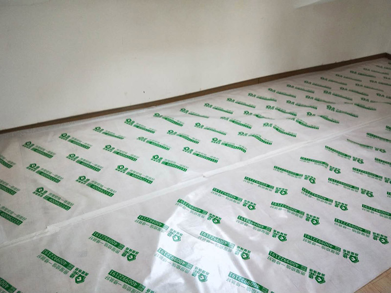 地面保護(hù)材料進(jìn)場(chǎng)：一、入戶門(mén)的保護(hù) 各種裝修物料的進(jìn)場(chǎng)以及各種建筑裝修垃圾的清理，都會(huì)經(jīng)過(guò)入戶門(mén)，這些物品在搬運(yùn)的過(guò)程中，與入戶門(mén)發(fā)生磕碰、摩擦的機(jī)率大大增加，所以，第一個(gè)需要做好成品保護(hù)的地方就是我們的入戶門(mén)。建議:在裝修開(kāi)工前直到家具進(jìn)場(chǎng)期間，都需要對(duì)入戶門(mén)進(jìn)行保護(hù)!對(duì)于這一點(diǎn)，可以使用成品保護(hù)膜將門(mén)包裹。 二、瓷磚、地板的鋪貼保護(hù) --保護(hù)膜的貼法 瓷磚、地板的鋪裝，也屬于基礎(chǔ)裝修的部分，經(jīng)常發(fā)現(xiàn)瓷磚施工時(shí)和施工后都沒(méi)有做成品保護(hù)工作，具體的表現(xiàn)有:瓷磚邊鋪邊勾縫、在剛鋪的瓷磚、地板上堆放雜物、剛鋪的瓷磚就在上面走動(dòng)踩踏、地面瓷磚、地板沒(méi)有使用成品保護(hù)膜覆蓋等，這些都會(huì)影響瓷磚的鋪貼效果，造成瓷磚的施工質(zhì)量問(wèn)題。