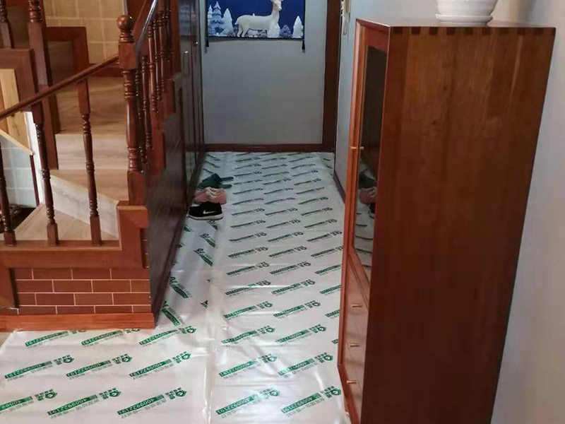 入戶門走廊保護(hù):在裝修開(kāi)工前直到家具進(jìn)場(chǎng)期間，都需要對(duì)入戶門進(jìn)行保護(hù)!對(duì)于這一點(diǎn)，可以使用成品保護(hù)膜將門包裹。 1、墻地面瓷磚，在鋪貼未干固的情況下，不要急于勾縫，以免人為的造成瓷磚松動(dòng)、高低不平，影響施工效果。 2、地面瓷磚干固前，不要在上面走動(dòng)、堆放雜物，以免造成瓷磚松動(dòng)、高低不平。 3、地面瓷磚鋪貼完后，使用成品保護(hù)膜覆蓋磚面。 既可以防止裝修時(shí)的沙子磨傷地面，同時(shí)也能有效的防止油漆涂料等有色液體滴落磚面，造成地面污染。 如上所言，施工中裝修成品的保護(hù)是一個(gè)十分細(xì)致的活，現(xiàn)在只列出幾項(xiàng)相對(duì)重要的方面，以待補(bǔ)充。