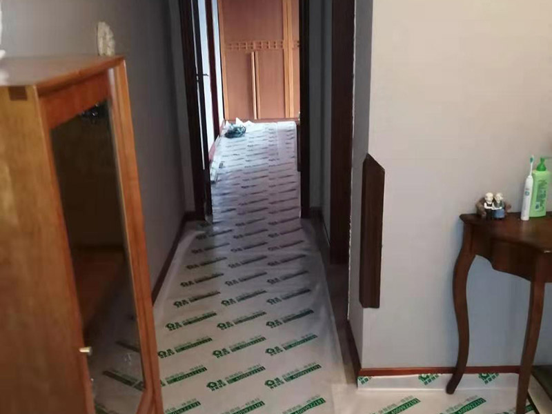 入戶門走廊保護(hù):在裝修開(kāi)工前直到家具進(jìn)場(chǎng)期間，都需要對(duì)入戶門進(jìn)行保護(hù)!對(duì)于這一點(diǎn)，可以使用成品保護(hù)膜將門包裹。 1、墻地面瓷磚，在鋪貼未干固的情況下，不要急于勾縫，以免人為的造成瓷磚松動(dòng)、高低不平，影響施工效果。 2、地面瓷磚干固前，不要在上面走動(dòng)、堆放雜物，以免造成瓷磚松動(dòng)、高低不平。 3、地面瓷磚鋪貼完后，使用成品保護(hù)膜覆蓋磚面。 既可以防止裝修時(shí)的沙子磨傷地面，同時(shí)也能有效的防止油漆涂料等有色液體滴落磚面，造成地面污染。 如上所言，施工中裝修成品的保護(hù)是一個(gè)十分細(xì)致的活，現(xiàn)在只列出幾項(xiàng)相對(duì)重要的方面，以待補(bǔ)充。