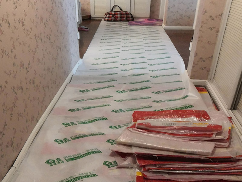 入戶門走廊保護(hù):在裝修開(kāi)工前直到家具進(jìn)場(chǎng)期間，都需要對(duì)入戶門進(jìn)行保護(hù)!對(duì)于這一點(diǎn)，可以使用成品保護(hù)膜將門包裹。 1、墻地面瓷磚，在鋪貼未干固的情況下，不要急于勾縫，以免人為的造成瓷磚松動(dòng)、高低不平，影響施工效果。 2、地面瓷磚干固前，不要在上面走動(dòng)、堆放雜物，以免造成瓷磚松動(dòng)、高低不平。 3、地面瓷磚鋪貼完后，使用成品保護(hù)膜覆蓋磚面。 既可以防止裝修時(shí)的沙子磨傷地面，同時(shí)也能有效的防止油漆涂料等有色液體滴落磚面，造成地面污染。 如上所言，施工中裝修成品的保護(hù)是一個(gè)十分細(xì)致的活，現(xiàn)在只列出幾項(xiàng)相對(duì)重要的方面，以待補(bǔ)充。