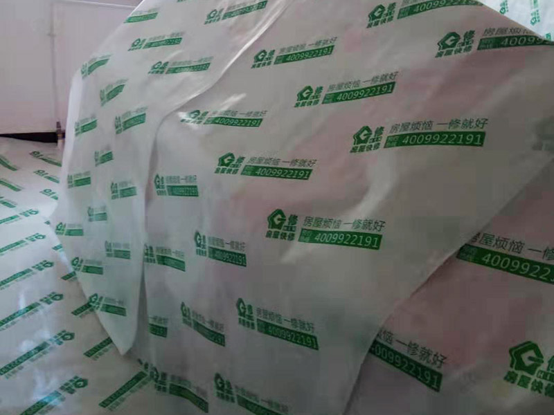 墻面修補(bǔ)保護(hù):遇到墻面長了霉斑的情況，可以用超市買的洗衣服用的漂白水，濕布占著擦即可。不僅能有效清除表面霉斑，還有消毒的作用，但只適用于白墻，有顏色或者有藝術(shù)效果的漆面應(yīng)避免使用。 除了漂白水以外，還可以使用專業(yè)的墻體霉菌清除劑，一般在超市能夠買到。將清潔劑搖勻后用普通氣壓噴壺按照說明書的要求兌水，對著發(fā)霉的墻面噴涂，大概30分鐘后，霉菌會自然分解。 對于墻面開裂，我們可以用鏟刀把裂縫兩邊約10厘米左右的漆膜鏟掉，使其露出底材，查明開裂的原因。如果是基材有裂縫，則可以用嵌縫石膏補(bǔ)住裂縫，等到石膏變硬之后，再補(bǔ)刮膩?zhàn)?，重新涂刷乳膠漆。