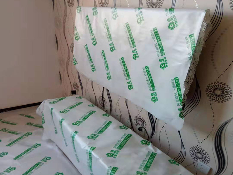 墻面修補(bǔ)保護(hù):遇到墻面長了霉斑的情況，可以用超市買的洗衣服用的漂白水，濕布占著擦即可。不僅能有效清除表面霉斑，還有消毒的作用，但只適用于白墻，有顏色或者有藝術(shù)效果的漆面應(yīng)避免使用。 除了漂白水以外，還可以使用專業(yè)的墻體霉菌清除劑，一般在超市能夠買到。將清潔劑搖勻后用普通氣壓噴壺按照說明書的要求兌水，對著發(fā)霉的墻面噴涂，大概30分鐘后，霉菌會自然分解。 對于墻面開裂，我們可以用鏟刀把裂縫兩邊約10厘米左右的漆膜鏟掉，使其露出底材，查明開裂的原因。如果是基材有裂縫，則可以用嵌縫石膏補(bǔ)住裂縫，等到石膏變硬之后，再補(bǔ)刮膩?zhàn)樱匦峦克⑷槟z漆。