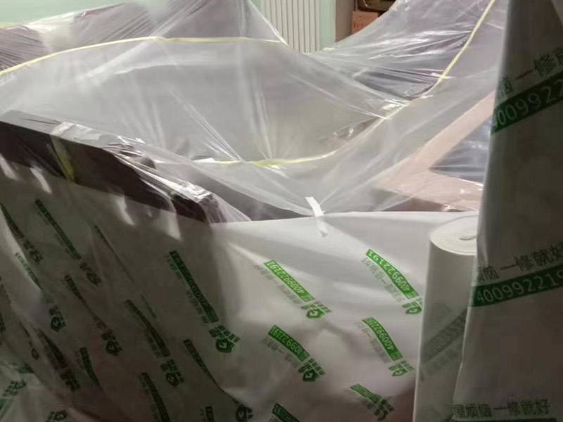 現(xiàn)場家具保護:利用塑料薄膜將業(yè)主家的衣柜、榻榻米等家具，都做好了保護工作，避免膩子油漆等材料弄到家具上，對后期的衛(wèi)生清理帶來麻煩；主要是為了方便施工的，避免在批膩子時，把膩子批到家具上，或者是在噴乳膠漆時，濺到家具上，這樣一來，后面在清理時就麻煩多了；