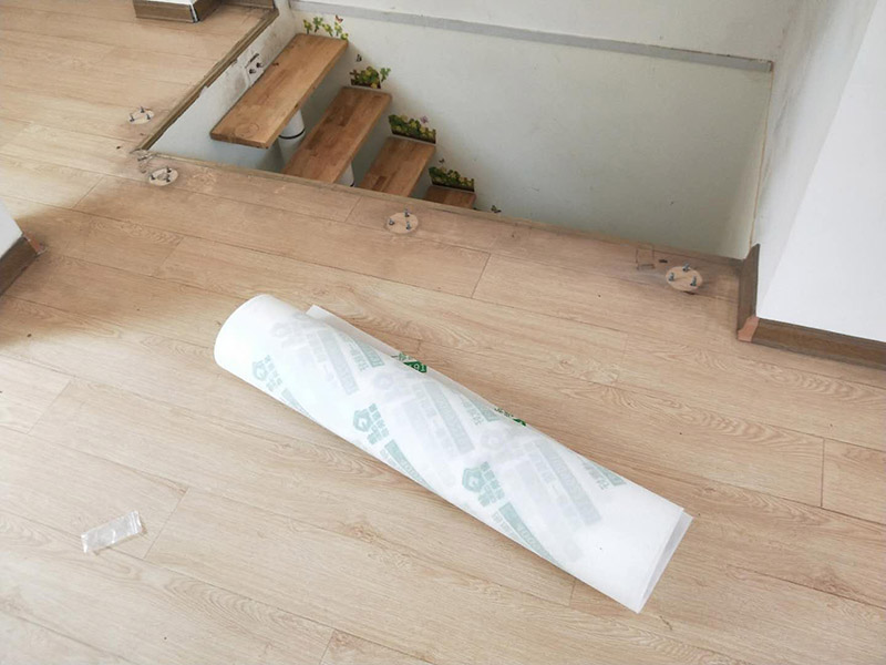 全屋家具保護(hù)案例：房屋整體裝修完成后再將家具進(jìn)行定制安裝，所以在安裝過程中可能會(huì)對已經(jīng)裝修好的工程造成些許損壞，這個(gè)時(shí)候就需要注意對家中的地面、墻面、門窗等進(jìn)行保護(hù)，以免造成不要的損壞。水管電線是在房屋裝修時(shí)就已經(jīng)改造好了，在定制家具的安裝過程中要注意盡量不要改動(dòng)墻面的水管電線，因?yàn)槿绻脑觳缓镁蜁?huì)造成家里用水用電不便，甚至可能會(huì)引起事故。