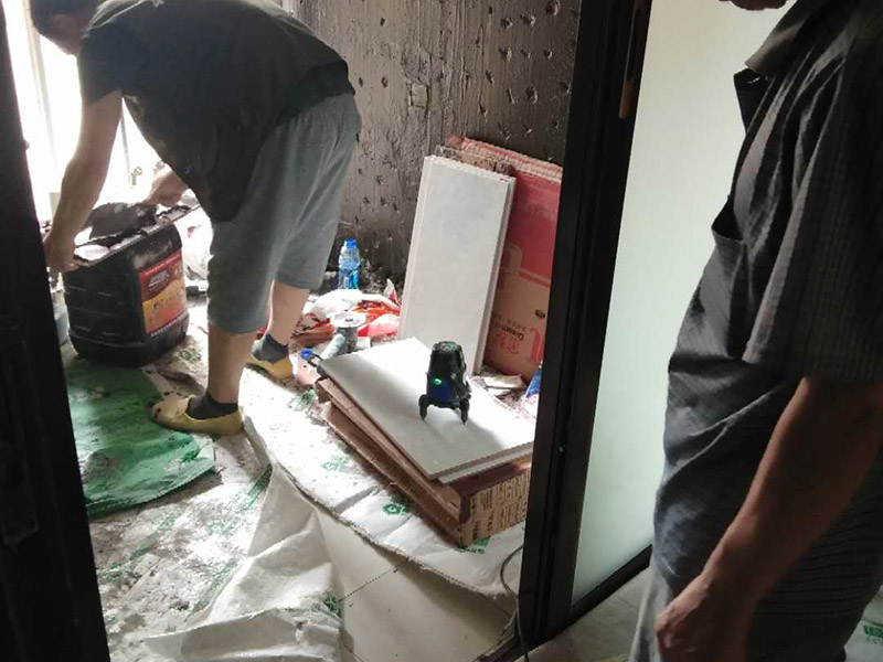 廚房改造維修：拆除。不管是新房舊房，可能都會面臨拆除的問題。如果是舊房改造，就需要首先拆除墻面和地面原有的瓷磚，拆除吊頂，拆除原有的廚具、燈具等;如果是新房想改變原來廚房的格局，也會首先面臨拆墻的任務(wù)。 二、水路、電路改造。大多數(shù)人都愿意將水路、電路做成暗管，因為比較美觀。水電路隱患工程，所以一定做到安全。三、墻面地面、抹灰找平。地面、墻面拆除后，水泥找平墻地面不平整的位置，這將有利于下一步做防水。四、做防水。水泥干透后，在墻面和地面刷涂防水涂料2到3遍，做24小時試水試驗。