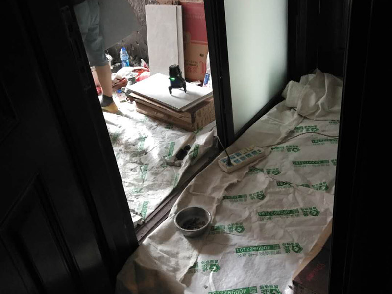 廚房改造維修：拆除。不管是新房舊房，可能都會面臨拆除的問題。如果是舊房改造，就需要首先拆除墻面和地面原有的瓷磚，拆除吊頂，拆除原有的廚具、燈具等;如果是新房想改變原來廚房的格局，也會首先面臨拆墻的任務(wù)。 二、水路、電路改造。大多數(shù)人都愿意將水路、電路做成暗管，因為比較美觀。水電路隱患工程，所以一定做到安全。三、墻面地面、抹灰找平。地面、墻面拆除后，水泥找平墻地面不平整的位置，這將有利于下一步做防水。四、做防水。水泥干透后，在墻面和地面刷涂防水涂料2到3遍，做24小時試水試驗。