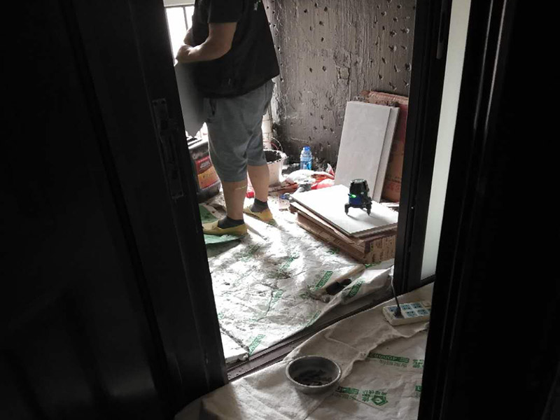 廚房改造維修：拆除。不管是新房舊房，可能都會面臨拆除的問題。如果是舊房改造，就需要首先拆除墻面和地面原有的瓷磚，拆除吊頂，拆除原有的廚具、燈具等;如果是新房想改變原來廚房的格局，也會首先面臨拆墻的任務(wù)。 二、水路、電路改造。大多數(shù)人都愿意將水路、電路做成暗管，因為比較美觀。水電路隱患工程，所以一定做到安全。三、墻面地面、抹灰找平。地面、墻面拆除后，水泥找平墻地面不平整的位置，這將有利于下一步做防水。四、做防水。水泥干透后，在墻面和地面刷涂防水涂料2到3遍，做24小時試水試驗。