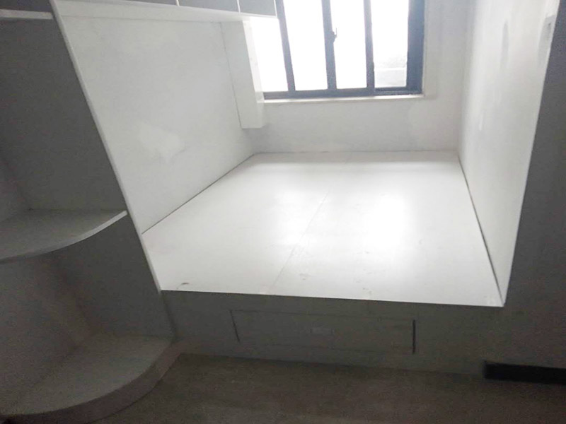 次臥榻榻米安裝：榻榻米的地臺也是有規(guī)格大小的，通常地臺的高度為420mm左右。20mm是地板的高度。根據(jù)地臺的大小來制作不同尺寸的箱體，在地臺外邊的箱體可設計成抽屜，這樣使用更加方便。制作好箱體之后，就要開始連接箱體，要固定箱體與箱體的位置，然后固定好箱體與墻體的連接。再根據(jù)箱體的規(guī)格大小制作好蓋板和外觀造型，同時打磨拋光。箱體連接好之后，榻榻米的地臺就完工了，然后我們可以刷上油漆，將榻榻米墊放上去。