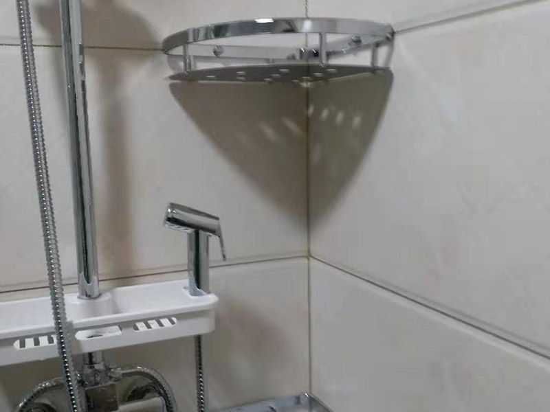 衛(wèi)浴五金安裝：衛(wèi)浴五金掛件，泛指安裝在衛(wèi)生間、浴室墻壁上，用于放置或掛晾清潔用品、毛巾衣物等物品的金屬制品，通常包括衣鉤、杯架、浴巾架、毛巾架、紙巾架、肥皂煙灰缸、置物架等，是浴室內(nèi)細(xì)小卻實(shí)用的重要組成部分。五金件安裝通常是在瓷磚鋪貼完成后，在瓷磚上鉆孔，然后將木楔嵌入孔中，再在上面用螺絲或膨脹螺絲將五金掛件進(jìn)行固定。建議請(qǐng)專(zhuān)業(yè)的師傅用玻璃鉆頭先開(kāi)出瓷磚的孔再用沖擊鉆打水泥，避免打裂瓷磚。 