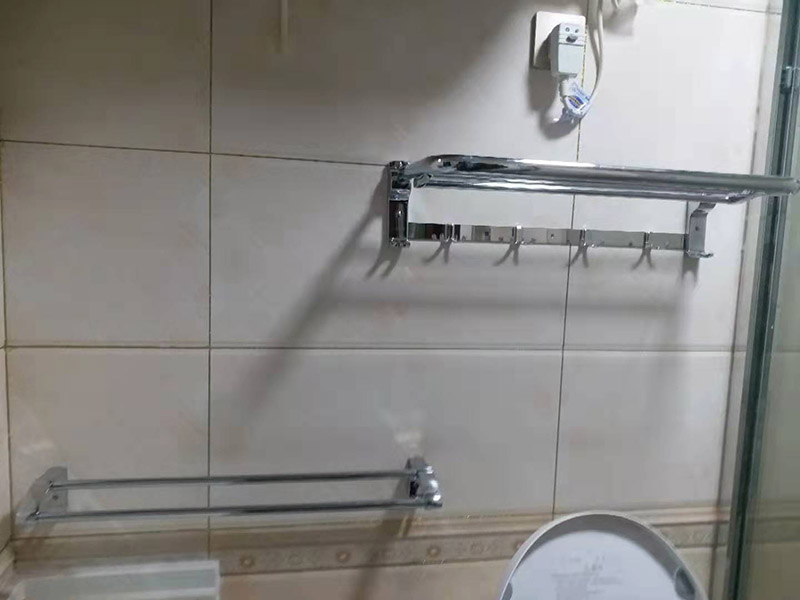 衛(wèi)浴五金安裝：衛(wèi)浴五金掛件，泛指安裝在衛(wèi)生間、浴室墻壁上，用于放置或掛晾清潔用品、毛巾衣物等物品的金屬制品，通常包括衣鉤、杯架、浴巾架、毛巾架、紙巾架、肥皂煙灰缸、置物架等，是浴室內(nèi)細(xì)小卻實(shí)用的重要組成部分。五金件安裝通常是在瓷磚鋪貼完成后，在瓷磚上鉆孔，然后將木楔嵌入孔中，再在上面用螺絲或膨脹螺絲將五金掛件進(jìn)行固定。建議請(qǐng)專(zhuān)業(yè)的師傅用玻璃鉆頭先開(kāi)出瓷磚的孔再用沖擊鉆打水泥，避免打裂瓷磚。 