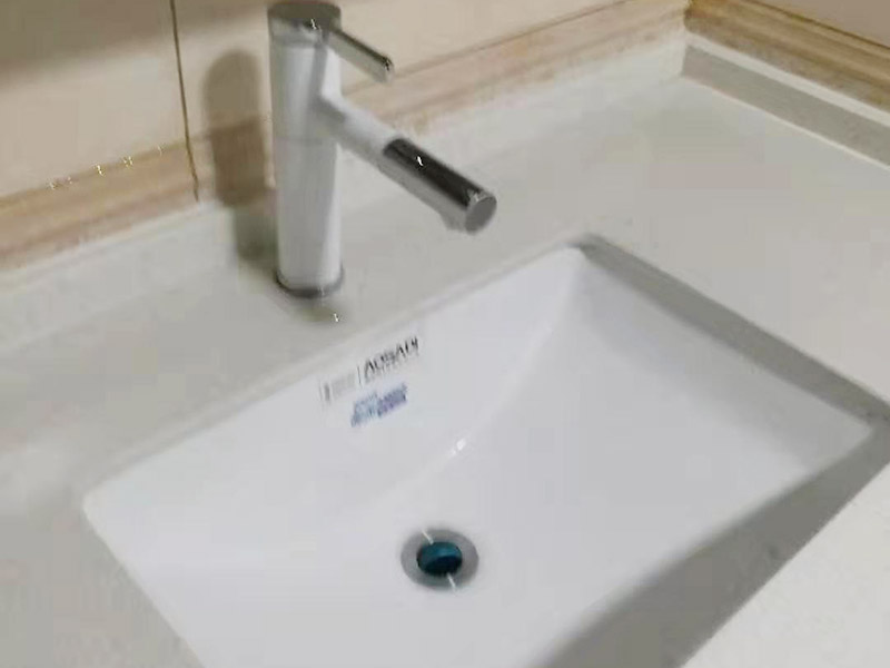 衛(wèi)浴五金安裝：衛(wèi)浴五金掛件，泛指安裝在衛(wèi)生間、浴室墻壁上，用于放置或掛晾清潔用品、毛巾衣物等物品的金屬制品，通常包括衣鉤、杯架、浴巾架、毛巾架、紙巾架、肥皂煙灰缸、置物架等，是浴室內(nèi)細(xì)小卻實(shí)用的重要組成部分。五金件安裝通常是在瓷磚鋪貼完成后，在瓷磚上鉆孔，然后將木楔嵌入孔中，再在上面用螺絲或膨脹螺絲將五金掛件進(jìn)行固定。建議請(qǐng)專(zhuān)業(yè)的師傅用玻璃鉆頭先開(kāi)出瓷磚的孔再用沖擊鉆打水泥，避免打裂瓷磚。 