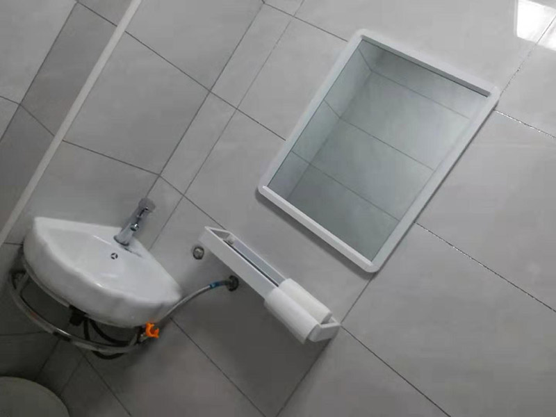 衛(wèi)浴五金安裝：衛(wèi)浴五金掛件，泛指安裝在衛(wèi)生間、浴室墻壁上，用于放置或掛晾清潔用品、毛巾衣物等物品的金屬制品，通常包括衣鉤、杯架、浴巾架、毛巾架、紙巾架、肥皂煙灰缸、置物架等，是浴室內(nèi)細(xì)小卻實(shí)用的重要組成部分。五金件安裝通常是在瓷磚鋪貼完成后，在瓷磚上鉆孔，然后將木楔嵌入孔中，再在上面用螺絲或膨脹螺絲將五金掛件進(jìn)行固定。建議請(qǐng)專(zhuān)業(yè)的師傅用玻璃鉆頭先開(kāi)出瓷磚的孔再用沖擊鉆打水泥，避免打裂瓷磚。 