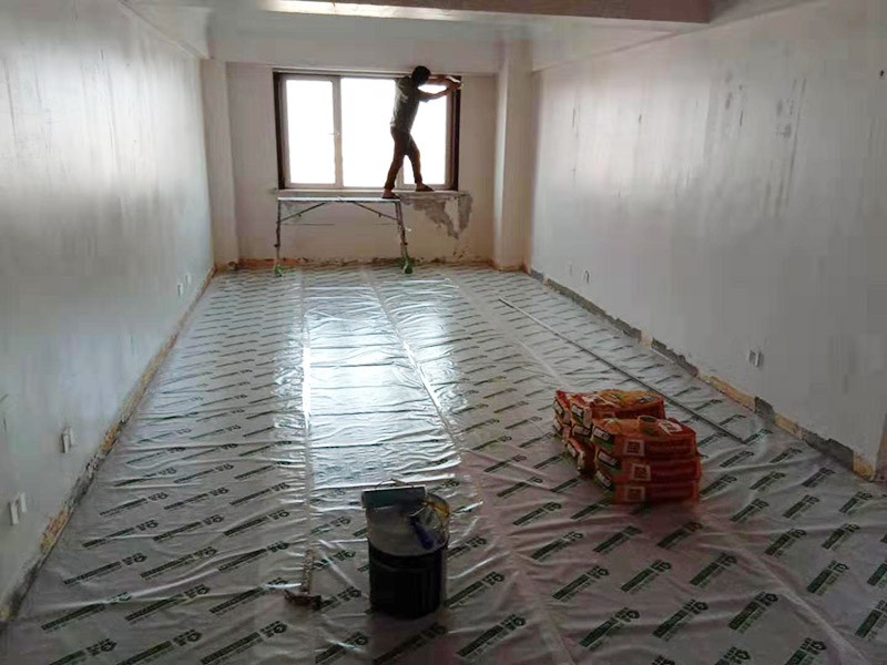 客廳墻面翻新案例：在進(jìn)行客廳老墻面的翻新處理的時候要注意將老墻面的原有裝修和裝飾都一并的清除。如果老墻面是裝修了一兩年的，則可以只使用鋼刷和砂紙打磨墻面，讓墻面變得干凈平整之后開始新的乳膠漆粉刷工作，如果是裝修時間很長磨損很嚴(yán)重的老墻面，則需要用鏟子將墻面的原有裝修都鏟除，之后再刷上膩?zhàn)娱_始新的粉刷工作。老墻面的水泥層都有可能存在損壞嚴(yán)重的情況，可以將損壞的墻面部分全部鏟除，之后再使用水泥進(jìn)行涂抹。這樣干凈齊整的墻面更有利于墻面的粉刷效果。