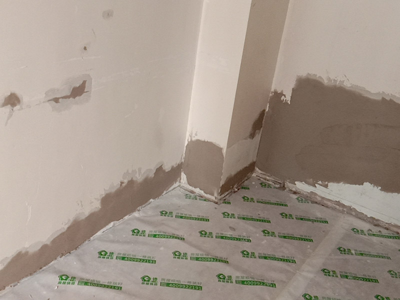 客廳墻面翻新案例：在進(jìn)行客廳老墻面的翻新處理的時候要注意將老墻面的原有裝修和裝飾都一并的清除。如果老墻面是裝修了一兩年的，則可以只使用鋼刷和砂紙打磨墻面，讓墻面變得干凈平整之后開始新的乳膠漆粉刷工作，如果是裝修時間很長磨損很嚴(yán)重的老墻面，則需要用鏟子將墻面的原有裝修都鏟除，之后再刷上膩?zhàn)娱_始新的粉刷工作。老墻面的水泥層都有可能存在損壞嚴(yán)重的情況，可以將損壞的墻面部分全部鏟除，之后再使用水泥進(jìn)行涂抹。這樣干凈齊整的墻面更有利于墻面的粉刷效果。