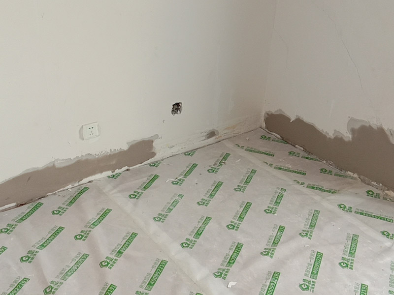 客廳墻面翻新案例：在進(jìn)行客廳老墻面的翻新處理的時候要注意將老墻面的原有裝修和裝飾都一并的清除。如果老墻面是裝修了一兩年的，則可以只使用鋼刷和砂紙打磨墻面，讓墻面變得干凈平整之后開始新的乳膠漆粉刷工作，如果是裝修時間很長磨損很嚴(yán)重的老墻面，則需要用鏟子將墻面的原有裝修都鏟除，之后再刷上膩?zhàn)娱_始新的粉刷工作。老墻面的水泥層都有可能存在損壞嚴(yán)重的情況，可以將損壞的墻面部分全部鏟除，之后再使用水泥進(jìn)行涂抹。這樣干凈齊整的墻面更有利于墻面的粉刷效果。