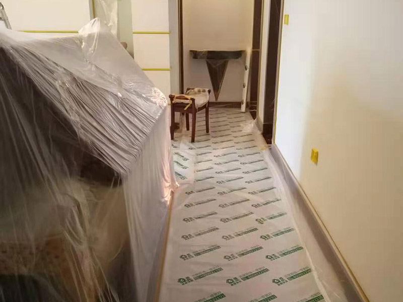 復(fù)式樓整體保護(hù)：各種裝修物料的進(jìn)場以及各種建筑裝修垃圾的清理，都會經(jīng)過入戶門，這些物品在搬運(yùn)的過程中，難免會和入戶門發(fā)生磕碰，造成入戶門的磕碰劃傷，所以，第一個(gè)需要做好成品保護(hù)的地方就是入戶門。做法：在裝修開工前直到家具進(jìn)場期間，都需要對入戶門進(jìn)行保護(hù)！可以使用成品保護(hù)膜將門包裹。 地面瓷磚鋪貼完后，用成品保護(hù)膜覆蓋磚面，既可以防止裝修時(shí)的沙子磨傷地面，同時(shí)也能有效地防止油漆涂料等有色液體滴落磚面，造成地面污染。好處：1.平整美觀；2.不會有泥沙塵土進(jìn)入瓷磚；3.施工時(shí)不會刮花瓷磚；4.時(shí)間久了瓷磚依然干凈無塵。 在進(jìn)行木門、櫥柜、家具等的相關(guān)的安裝或組裝的過程中，成品保護(hù)主要體現(xiàn)在兩個(gè)方面：一是原有的墻面、地面裝飾的保護(hù)，盡量避免因?yàn)檫@些安裝工程對已裝的部分造成破壞；二是安裝的物品本身的保護(hù)，注意不要在安裝過程中造成磕碰、劃傷等損傷。好處：1.美觀；2.避免后期刮膩?zhàn)拥蔚焦褡由希?.避免后期安裝碰到，導(dǎo)致油漆脫落和刮痕；4.防塵。