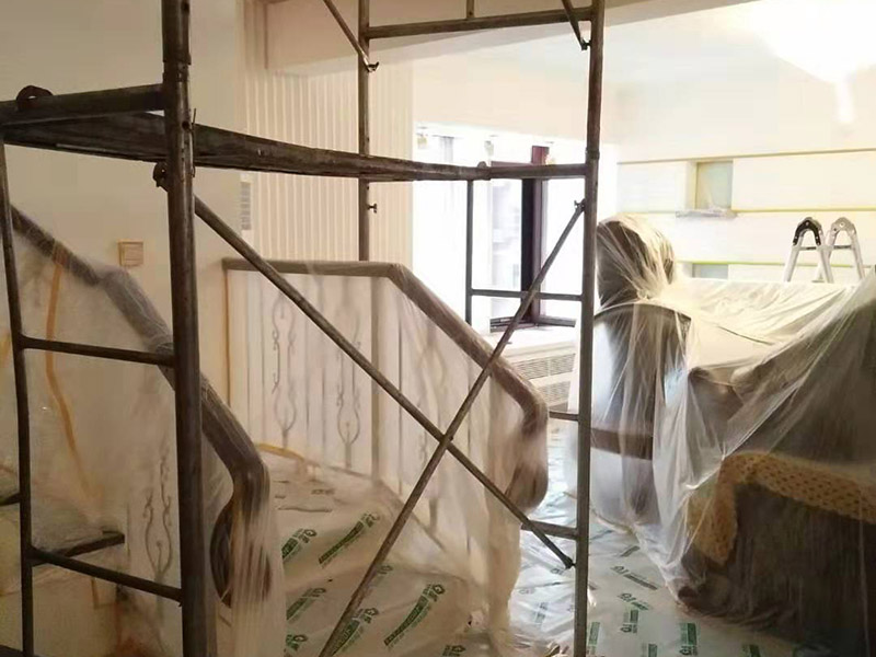 復(fù)式樓整體保護(hù)：各種裝修物料的進(jìn)場以及各種建筑裝修垃圾的清理，都會經(jīng)過入戶門，這些物品在搬運(yùn)的過程中，難免會和入戶門發(fā)生磕碰，造成入戶門的磕碰劃傷，所以，第一個(gè)需要做好成品保護(hù)的地方就是入戶門。做法：在裝修開工前直到家具進(jìn)場期間，都需要對入戶門進(jìn)行保護(hù)！可以使用成品保護(hù)膜將門包裹。 地面瓷磚鋪貼完后，用成品保護(hù)膜覆蓋磚面，既可以防止裝修時(shí)的沙子磨傷地面，同時(shí)也能有效地防止油漆涂料等有色液體滴落磚面，造成地面污染。好處：1.平整美觀；2.不會有泥沙塵土進(jìn)入瓷磚；3.施工時(shí)不會刮花瓷磚；4.時(shí)間久了瓷磚依然干凈無塵。 在進(jìn)行木門、櫥柜、家具等的相關(guān)的安裝或組裝的過程中，成品保護(hù)主要體現(xiàn)在兩個(gè)方面：一是原有的墻面、地面裝飾的保護(hù)，盡量避免因?yàn)檫@些安裝工程對已裝的部分造成破壞；二是安裝的物品本身的保護(hù)，注意不要在安裝過程中造成磕碰、劃傷等損傷。好處：1.美觀；2.避免后期刮膩?zhàn)拥蔚焦褡由希?.避免后期安裝碰到，導(dǎo)致油漆脫落和刮痕；4.防塵。