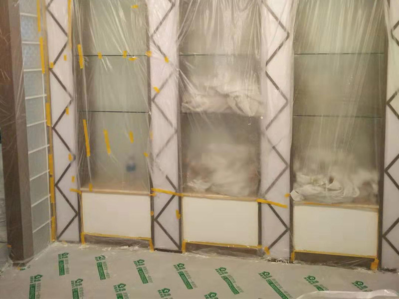 復(fù)式樓整體保護(hù)：各種裝修物料的進(jìn)場以及各種建筑裝修垃圾的清理，都會經(jīng)過入戶門，這些物品在搬運(yùn)的過程中，難免會和入戶門發(fā)生磕碰，造成入戶門的磕碰劃傷，所以，第一個(gè)需要做好成品保護(hù)的地方就是入戶門。做法：在裝修開工前直到家具進(jìn)場期間，都需要對入戶門進(jìn)行保護(hù)！可以使用成品保護(hù)膜將門包裹。 地面瓷磚鋪貼完后，用成品保護(hù)膜覆蓋磚面，既可以防止裝修時(shí)的沙子磨傷地面，同時(shí)也能有效地防止油漆涂料等有色液體滴落磚面，造成地面污染。好處：1.平整美觀；2.不會有泥沙塵土進(jìn)入瓷磚；3.施工時(shí)不會刮花瓷磚；4.時(shí)間久了瓷磚依然干凈無塵。 在進(jìn)行木門、櫥柜、家具等的相關(guān)的安裝或組裝的過程中，成品保護(hù)主要體現(xiàn)在兩個(gè)方面：一是原有的墻面、地面裝飾的保護(hù)，盡量避免因?yàn)檫@些安裝工程對已裝的部分造成破壞；二是安裝的物品本身的保護(hù)，注意不要在安裝過程中造成磕碰、劃傷等損傷。好處：1.美觀；2.避免后期刮膩?zhàn)拥蔚焦褡由希?.避免后期安裝碰到，導(dǎo)致油漆脫落和刮痕；4.防塵。