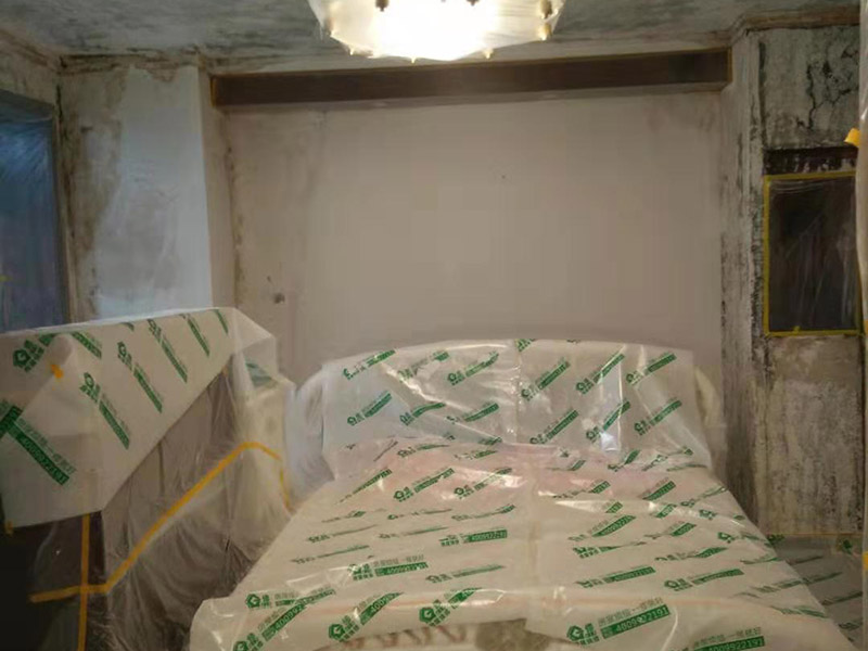 復(fù)式樓整體保護(hù)：各種裝修物料的進(jìn)場以及各種建筑裝修垃圾的清理，都會經(jīng)過入戶門，這些物品在搬運(yùn)的過程中，難免會和入戶門發(fā)生磕碰，造成入戶門的磕碰劃傷，所以，第一個(gè)需要做好成品保護(hù)的地方就是入戶門。做法：在裝修開工前直到家具進(jìn)場期間，都需要對入戶門進(jìn)行保護(hù)！可以使用成品保護(hù)膜將門包裹。 地面瓷磚鋪貼完后，用成品保護(hù)膜覆蓋磚面，既可以防止裝修時(shí)的沙子磨傷地面，同時(shí)也能有效地防止油漆涂料等有色液體滴落磚面，造成地面污染。好處：1.平整美觀；2.不會有泥沙塵土進(jìn)入瓷磚；3.施工時(shí)不會刮花瓷磚；4.時(shí)間久了瓷磚依然干凈無塵。 在進(jìn)行木門、櫥柜、家具等的相關(guān)的安裝或組裝的過程中，成品保護(hù)主要體現(xiàn)在兩個(gè)方面：一是原有的墻面、地面裝飾的保護(hù)，盡量避免因?yàn)檫@些安裝工程對已裝的部分造成破壞；二是安裝的物品本身的保護(hù)，注意不要在安裝過程中造成磕碰、劃傷等損傷。好處：1.美觀；2.避免后期刮膩?zhàn)拥蔚焦褡由希?.避免后期安裝碰到，導(dǎo)致油漆脫落和刮痕；4.防塵。