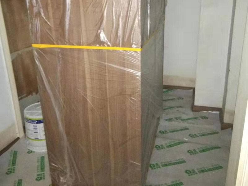 全屋家具成品保護：滿鋪成品瓦楞紙板，再用干凈彩條布滿鋪在普通石膏板上，在彩條布交接處及轉(zhuǎn)角處用膠帶固定，也可選用木芯板或三夾板。材料選用視上人、車情況而定。 所有成品飾面板在安裝好后必須用PE保護膜覆蓋包起來，所有成品飾面板的陽角位必須用硬質(zhì)紙護角或泡沫棉進行保護性包裝，防止交被其他施工人員碰撞。 1、入戶門扇用公司統(tǒng)一的門貼進行全面包裹保護，用透明膠帶將保護膜粘貼牢固平整。 2、用標準保護膜將門框三面保護完整并固定牢固。 3、工程完工后拆除保護膜時如果有粘貼時的膠痕，應用酒精或?qū)Ｓ玫那逦蹌┣宄z痕。