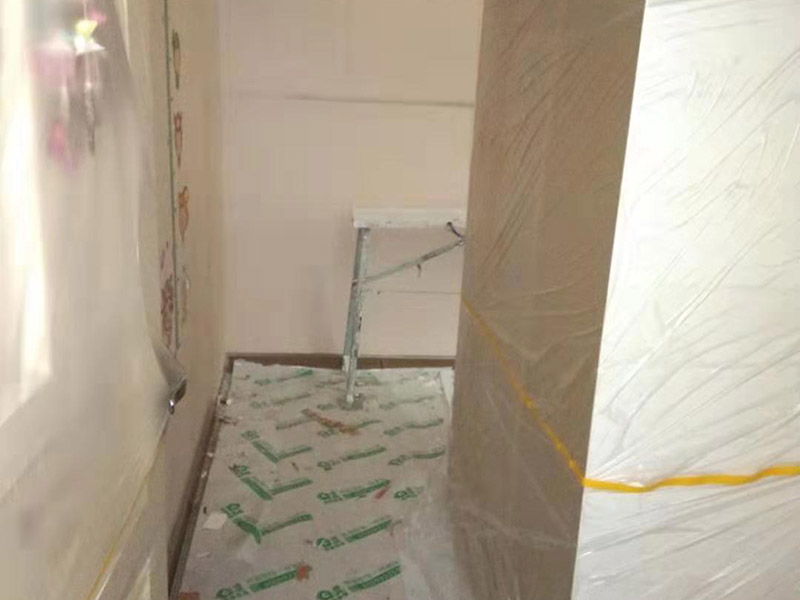 全屋家具成品保護：滿鋪成品瓦楞紙板，再用干凈彩條布滿鋪在普通石膏板上，在彩條布交接處及轉(zhuǎn)角處用膠帶固定，也可選用木芯板或三夾板。材料選用視上人、車情況而定。 所有成品飾面板在安裝好后必須用PE保護膜覆蓋包起來，所有成品飾面板的陽角位必須用硬質(zhì)紙護角或泡沫棉進行保護性包裝，防止交被其他施工人員碰撞。 1、入戶門扇用公司統(tǒng)一的門貼進行全面包裹保護，用透明膠帶將保護膜粘貼牢固平整。 2、用標準保護膜將門框三面保護完整并固定牢固。 3、工程完工后拆除保護膜時如果有粘貼時的膠痕，應用酒精或?qū)Ｓ玫那逦蹌┣宄z痕。