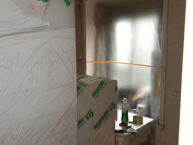 全屋家具成品保護：滿鋪成品瓦楞紙板，再用干凈彩條布滿鋪在普通石膏板上，在彩條布交接處及轉(zhuǎn)角處用膠帶固定，也可選用木芯板或三夾板。材料選用視上人、車情況而定。 所有成品飾面板在安裝好后必須用PE保護膜覆蓋包起來，所有成品飾面板的陽角位必須用硬質(zhì)紙護角或泡沫棉進行保護性包裝，防止交被其他施工人員碰撞。 1、入戶門扇用公司統(tǒng)一的門貼進行全面包裹保護，用透明膠帶將保護膜粘貼牢固平整。 2、用標準保護膜將門框三面保護完整并固定牢固。 3、工程完工后拆除保護膜時如果有粘貼時的膠痕，應用酒精或?qū)Ｓ玫那逦蹌┣宄z痕。